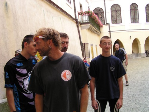 057-Nepotebujou tady znesvtit kapli.jpg